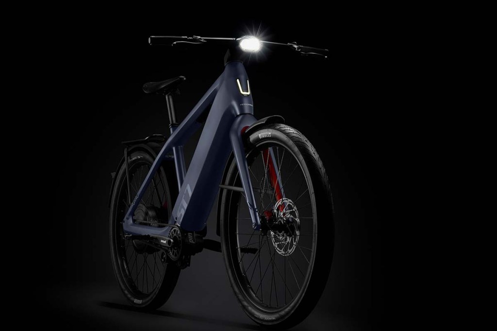 Productshot E-bike Stromer ST7 schräg von vorne, auf schwarzem Hintergrund