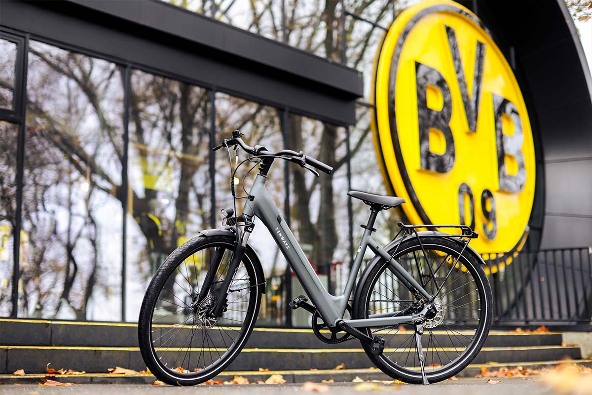 E-Bike von Tenways vor dem Logo von Borussia Dortmund