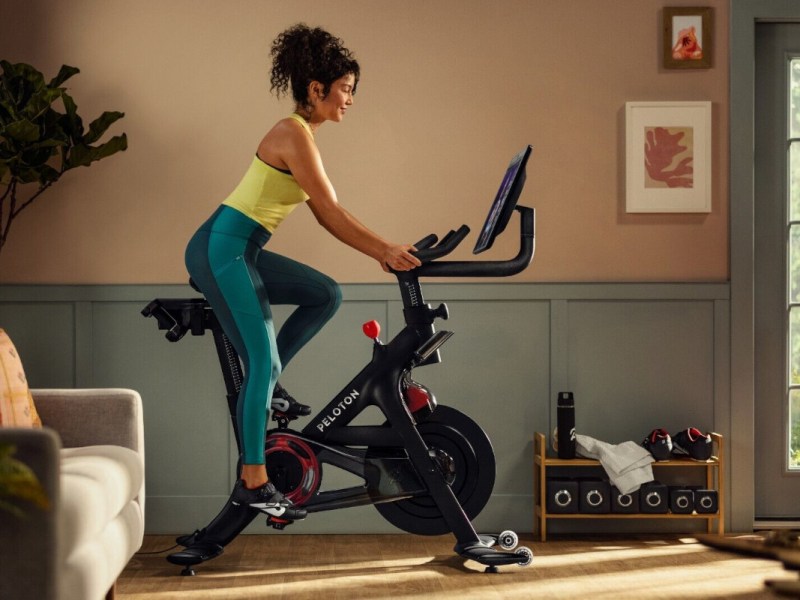 Peloton Bike: Frau beim Training