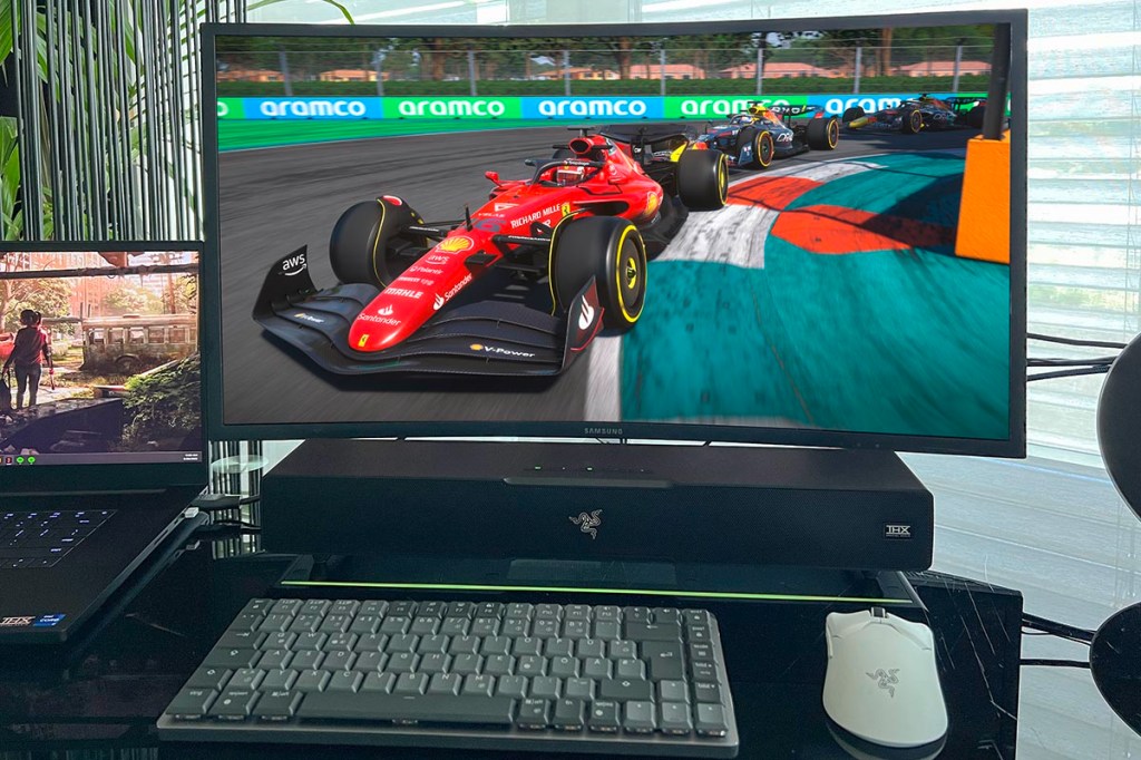 Die Razer Leviathan V2 angeschlossen an einen PC.