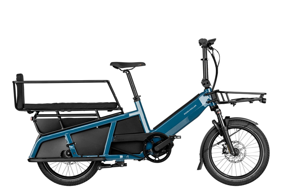 Kompaktes E-Cargo-Bike Riese & Müller Multitinker in Seitenansicht vor weißem Hintergrund.