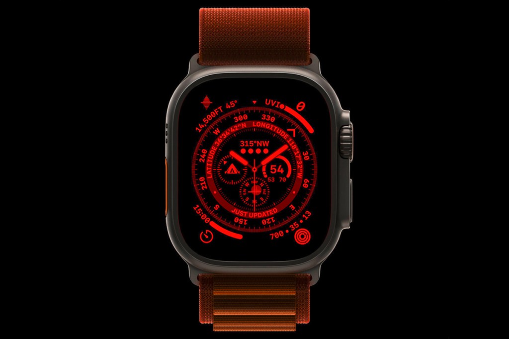 Rot leuchtende Apple Watch Ultra von vorne auf schwarzem Hintergrund