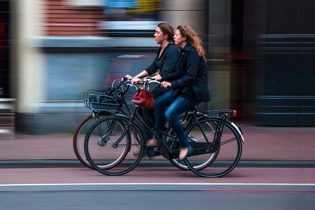 Zwei Menschen fahren auf der Straße Fahrrad