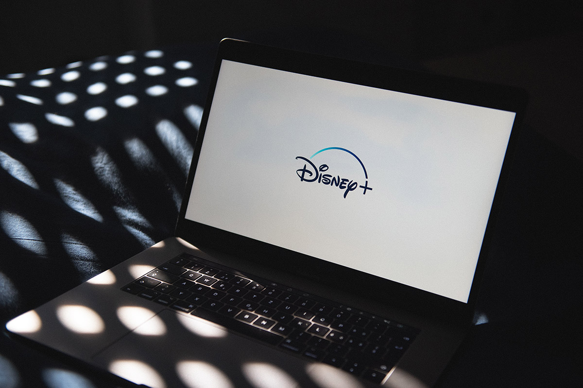 Ein Laptop mit Disney Plus Logo auf dem Display.