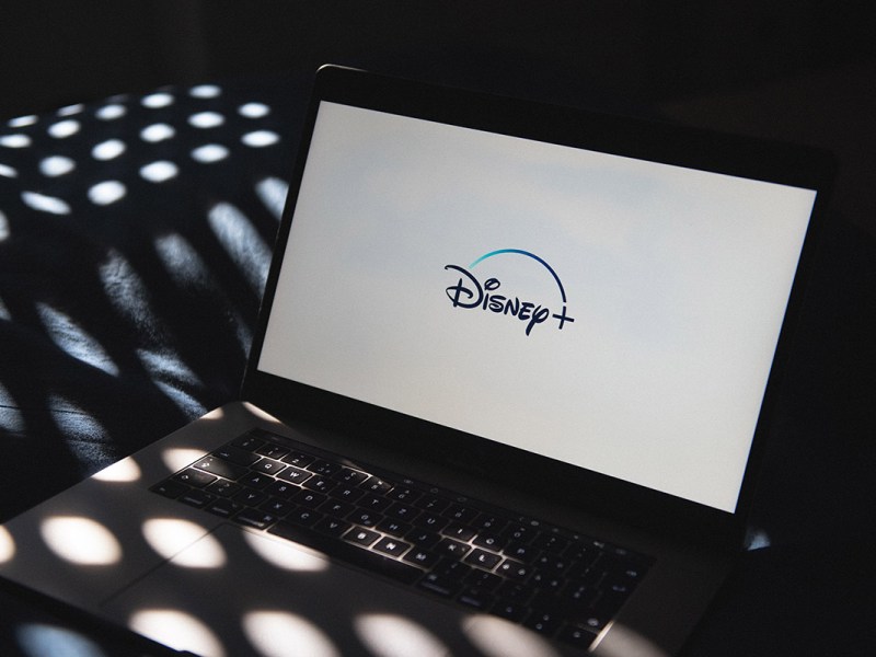 Ein Laptop mit Disney Plus Logo auf dem Display.