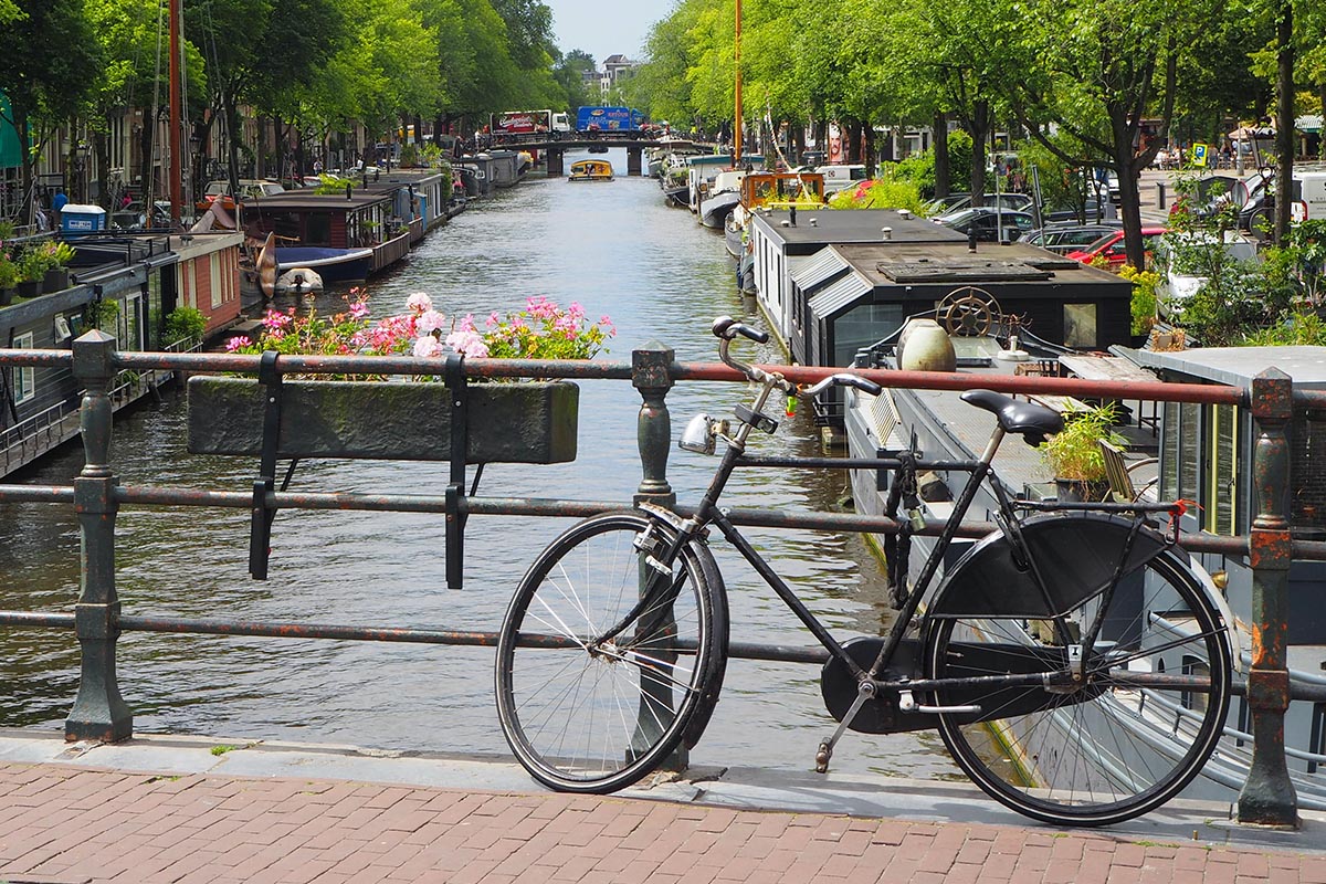 Fahrrad auf einer Brücke in den Niederlanden