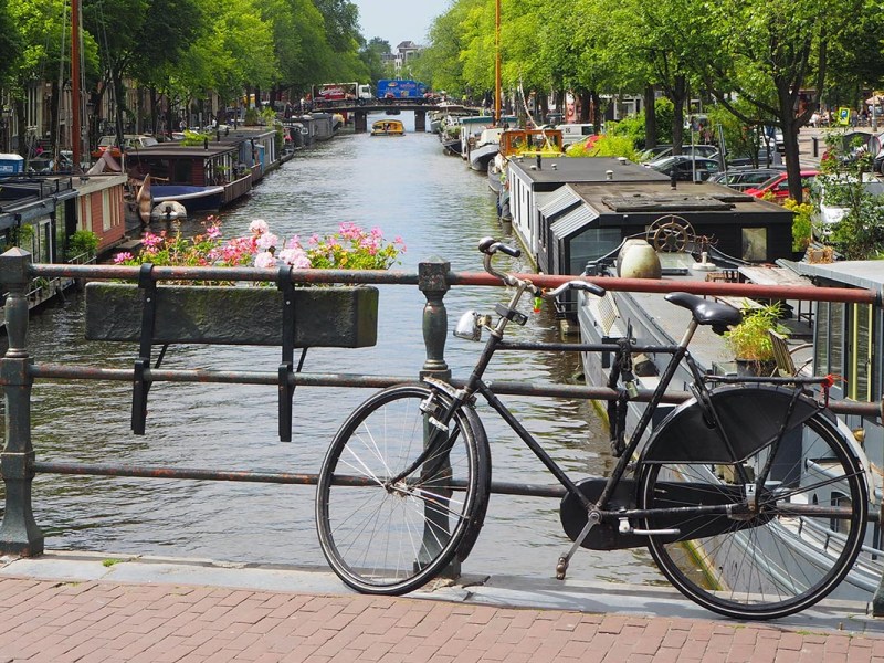 Fahrrad auf einer Brücke in den Niederlanden