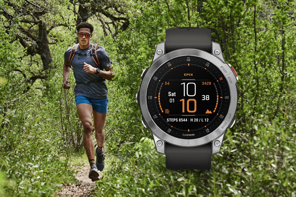 Garmin Epix steht rechts neben einem Läufer im Wald