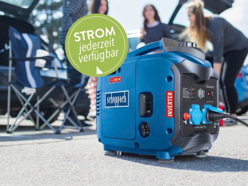 Inverter Stromerzeuger steht auf Asphalt.