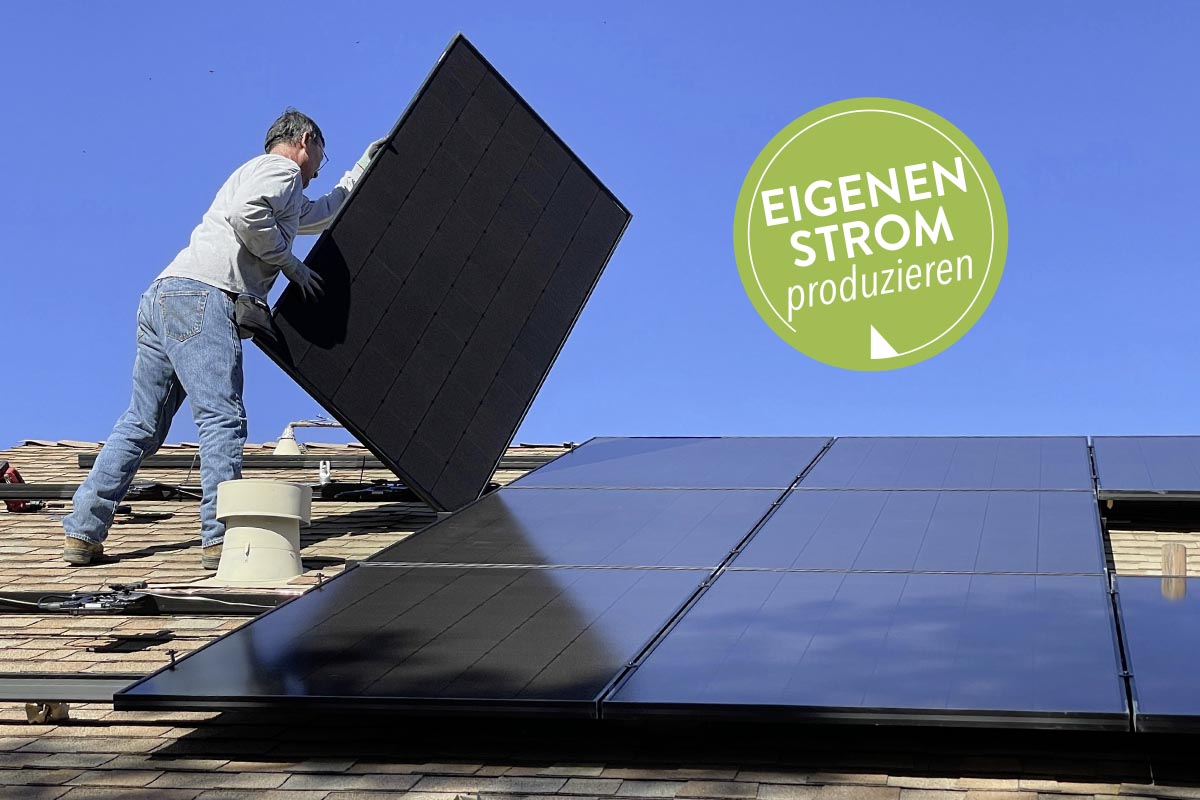 Ein Mann steht auf einem Dach und bringt ein Solarpanel an.