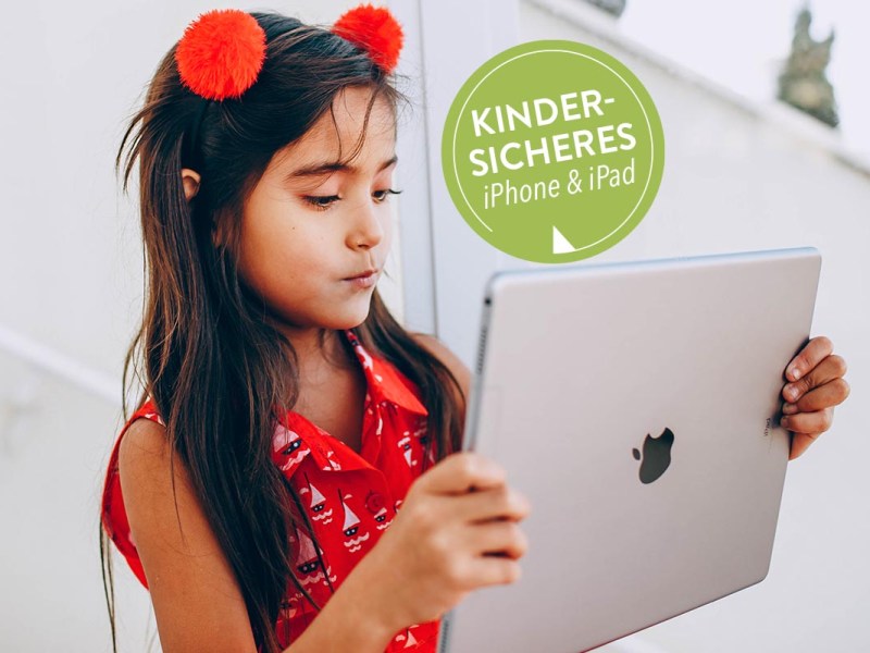 Kind mit iPad in den Händen.