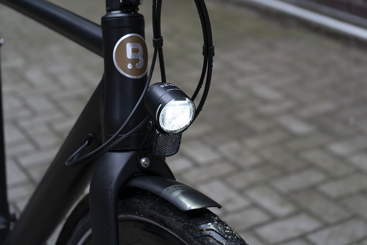 Detailaufnahme Vorderlicht beim City-E-Bike Bzen London