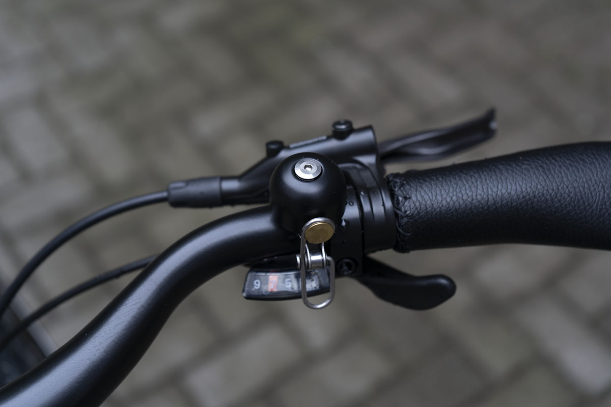 Detailaufnahme Klingel beim City-E-Bike Bzen London