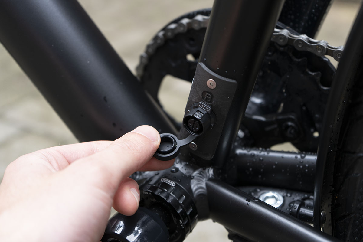 Detailaufnahme Ladeanschluss beim City-E-Bike Bzen London