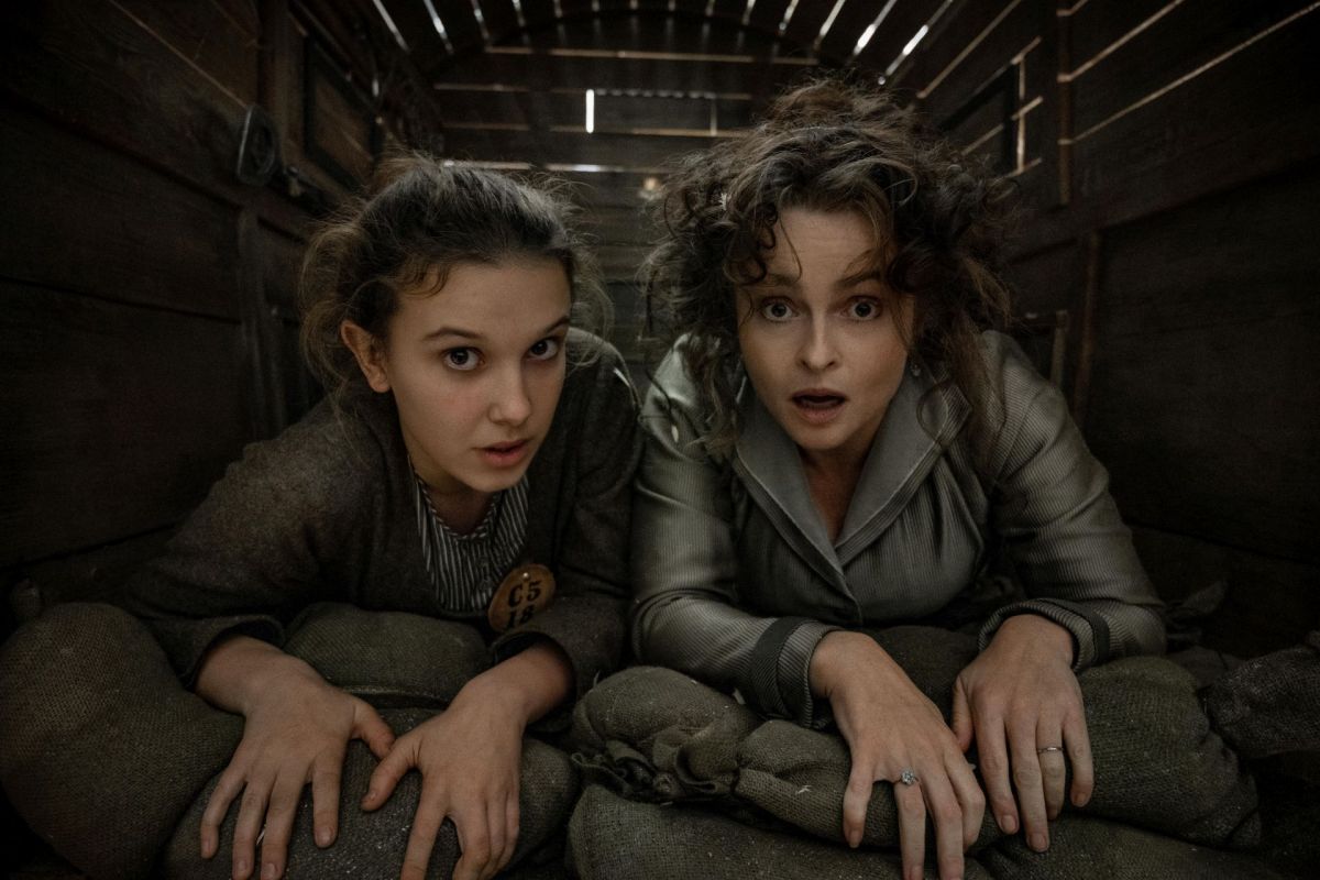 Millie Bobby Brown und Helena Bonham Carter in einem Planwagen