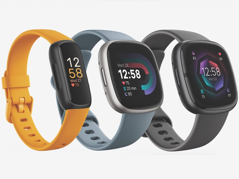 Die Fitbit-Neuheiten nebeneinander aufgereiht.