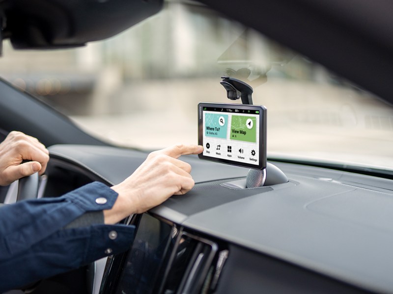 Garmin DriveCam 76 an der Windschutzscheibe mit Finger auf dem Display