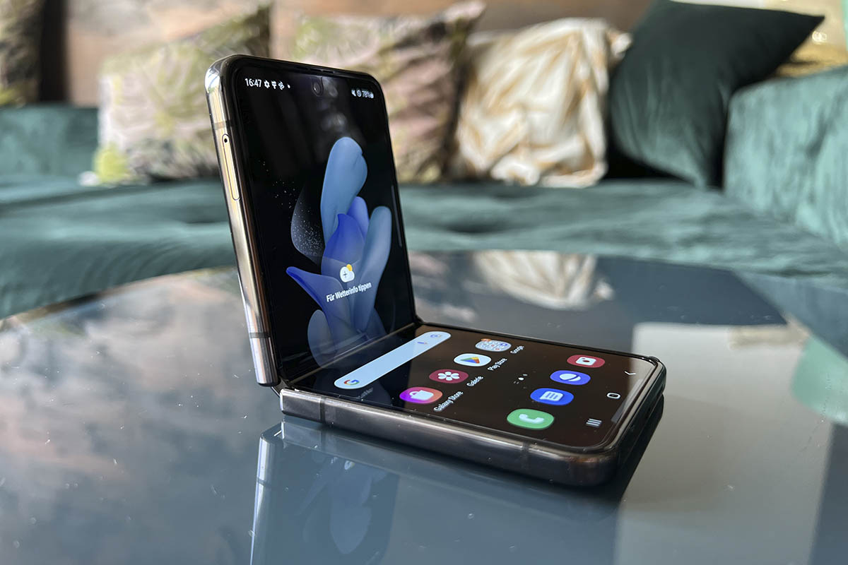 Samsung Galaxy Z Flip4 halb aufgeklappt auf einem Tisch