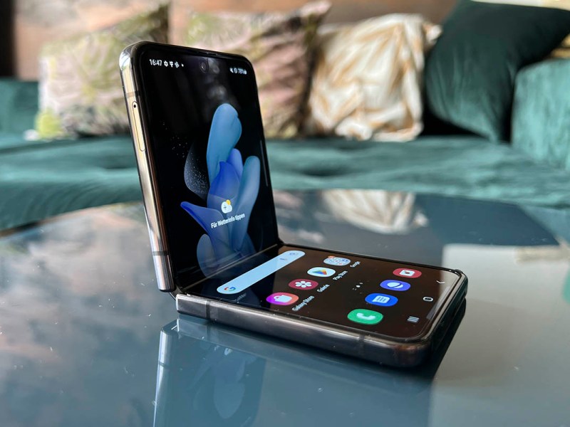 Samsung Galaxy Z Flip4 halb aufgeklappt auf einem Tisch
