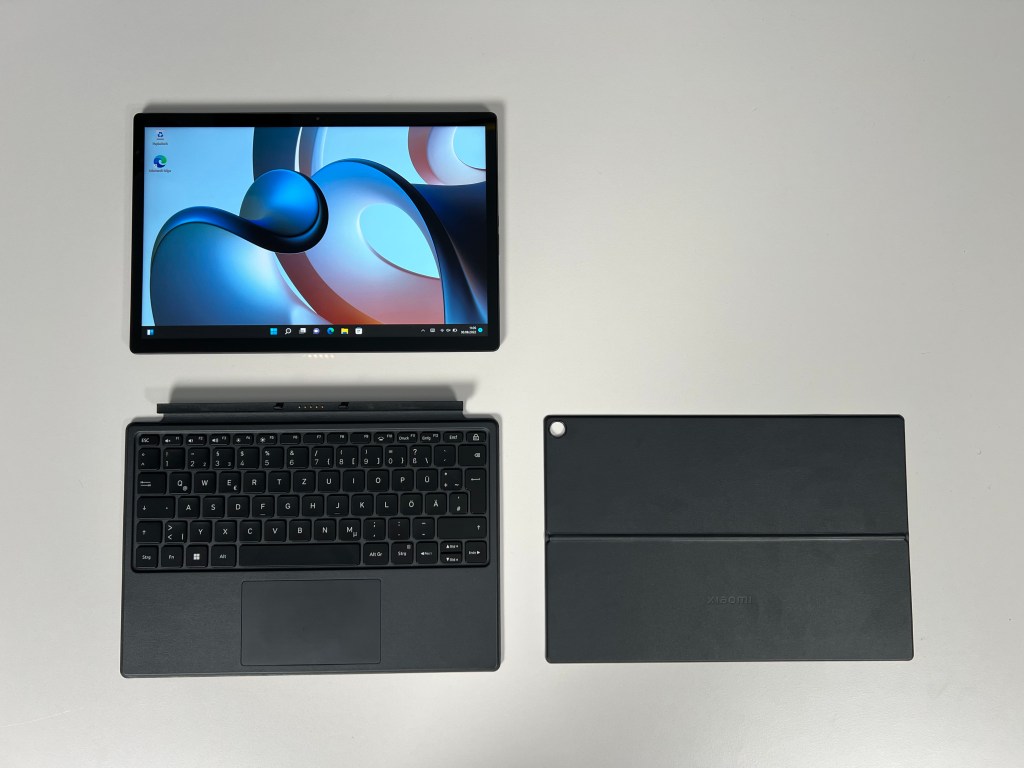 Tablet, Tastatur und Rückseite nebeneinander