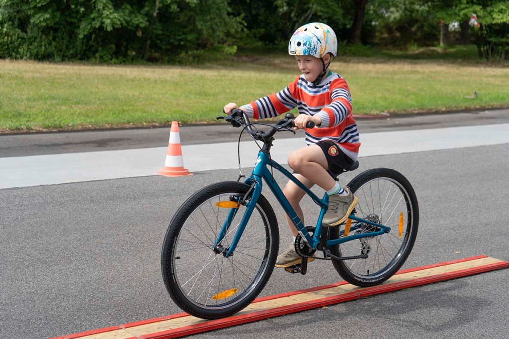Kind auf Fahrrad von Specialized, Modell Jett 24 Multispeed