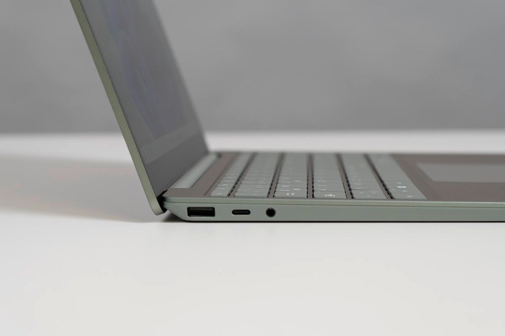 Die Anschlüsse des Microsoft Surface Laptop Go 2. 