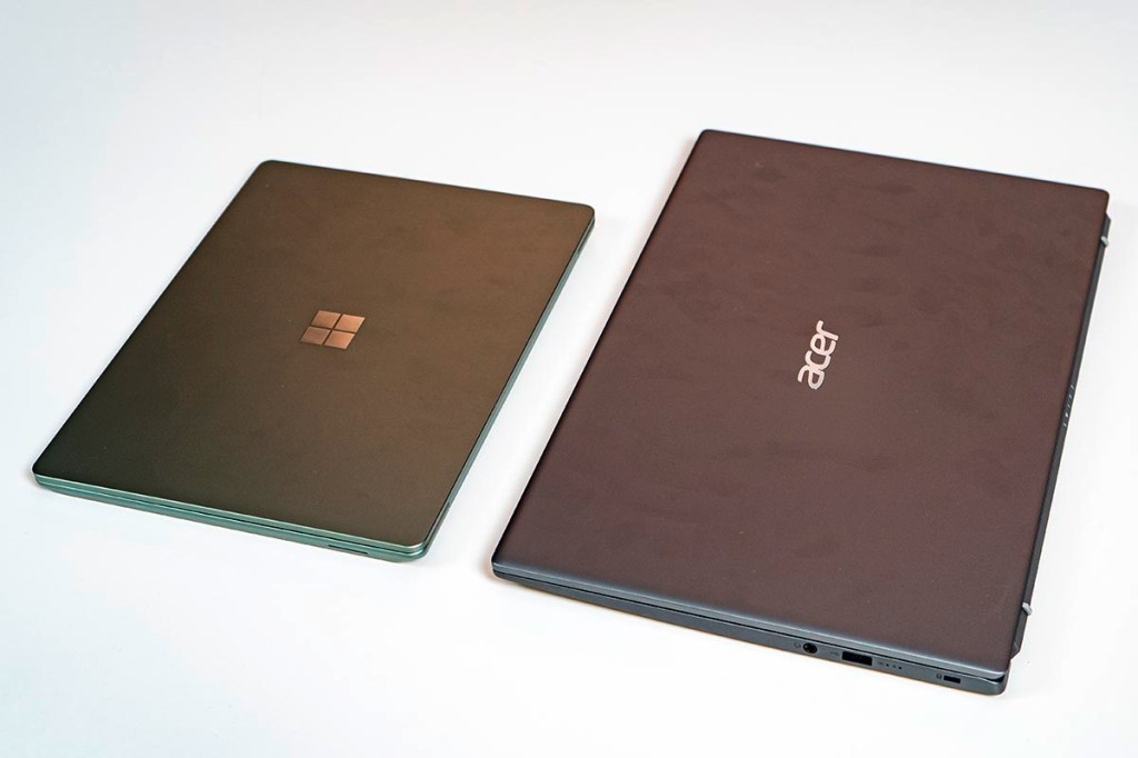 Das Microsoft Surface Laptop Go 2 im Größenvergleich zum Acer Swift 3.