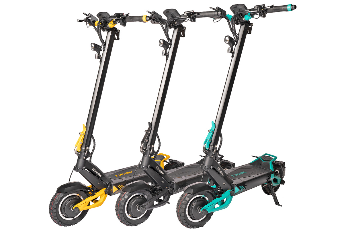 Drei E-Scooter von IO Hawk, Modellname Legency nebeneinander