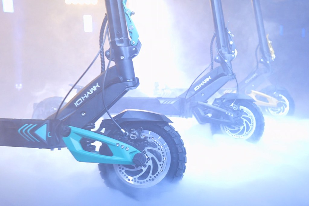 Drei E-Scooter des Modells Legency, Detailaufnahme vom Vorderrad