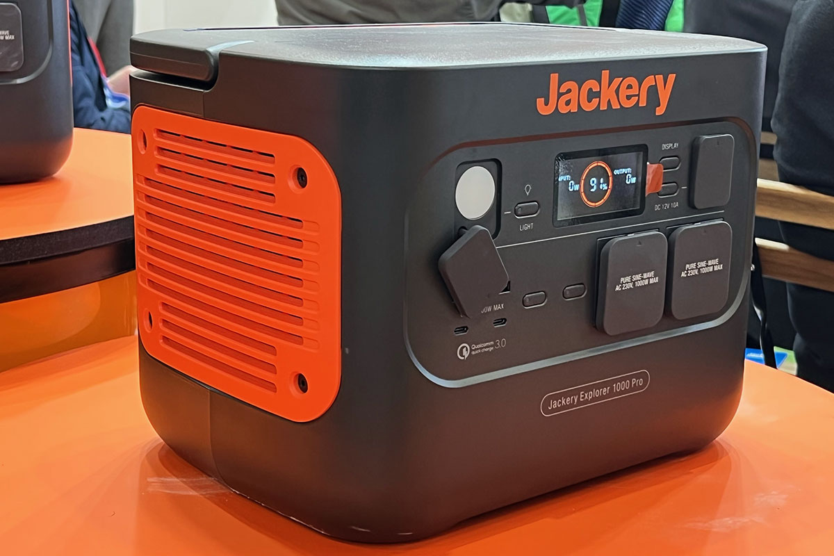 Solargenerator Jackery Explorer 1000 Pro auf einem Tisch abgestellt.