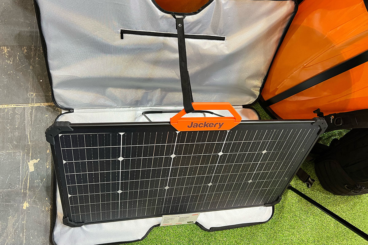 Solar-Panel für Solargenerator Jackery Explorer 1000 Pro auf einem Messestand.