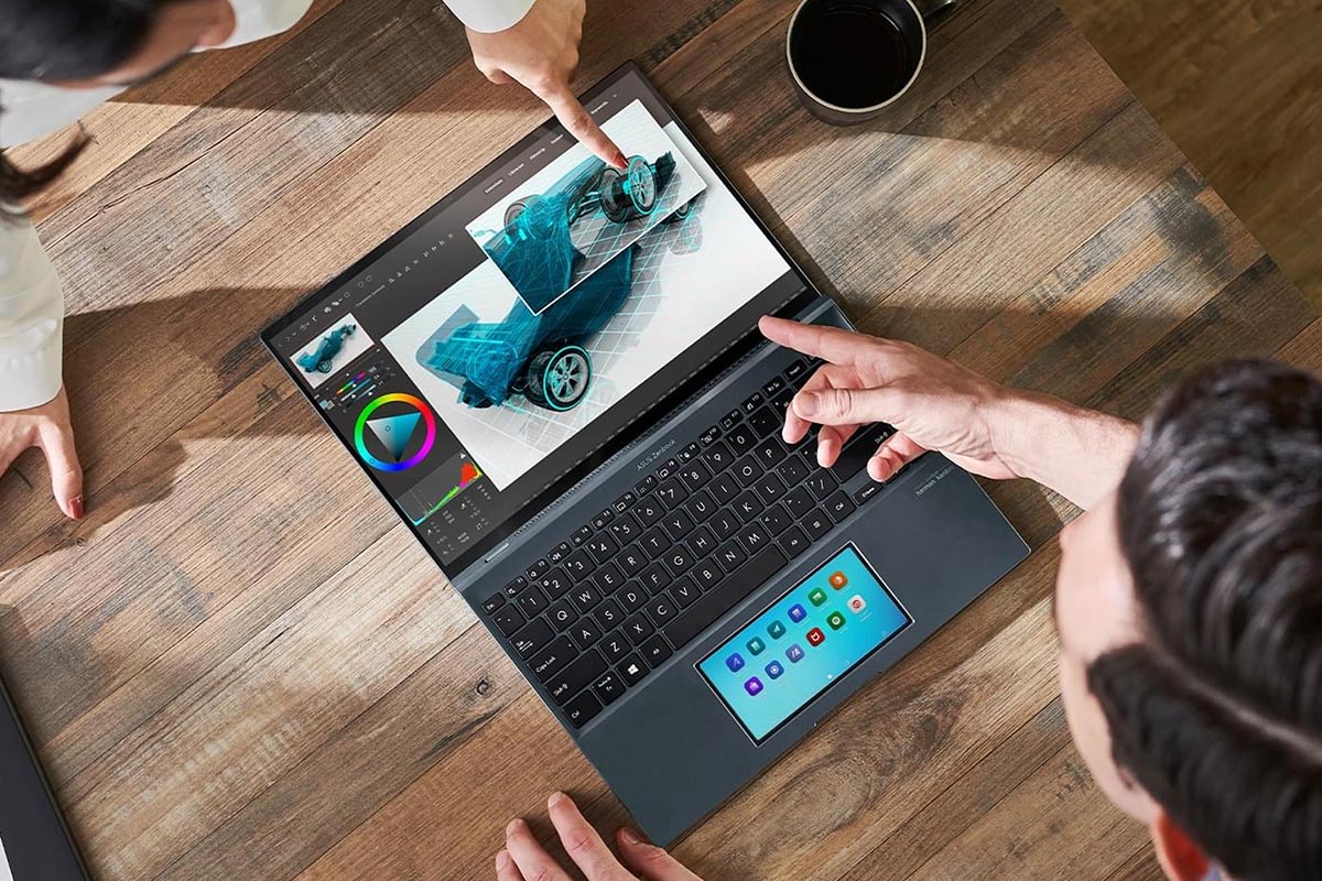 Ein Asus Zenbook 14X mit einer Grafiksoftware steht auf einem Tisch