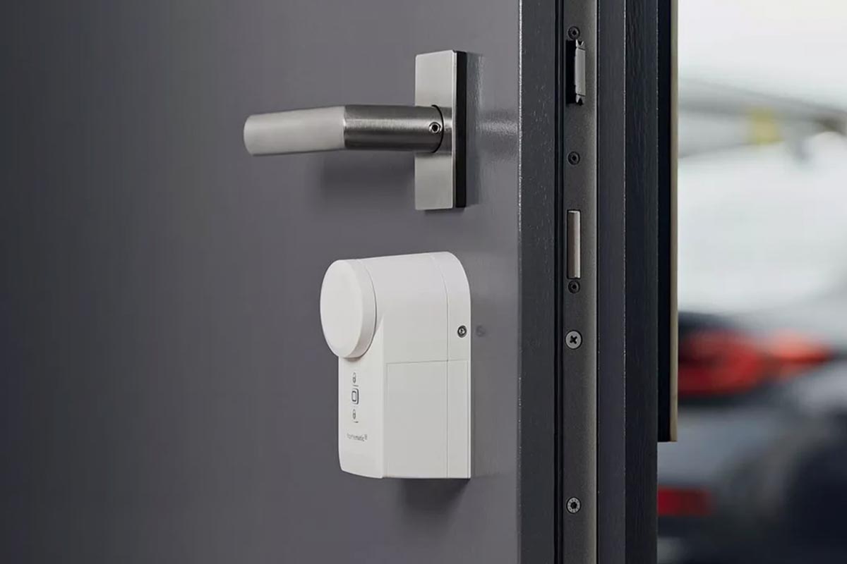 Ein Türschlossantrieb von Homematic IP an einer Tür.