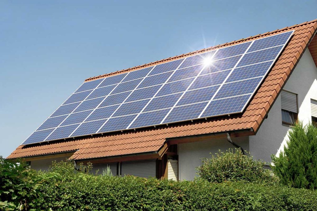 Ein Dach, komplett mit Solarpanelen bestückt.