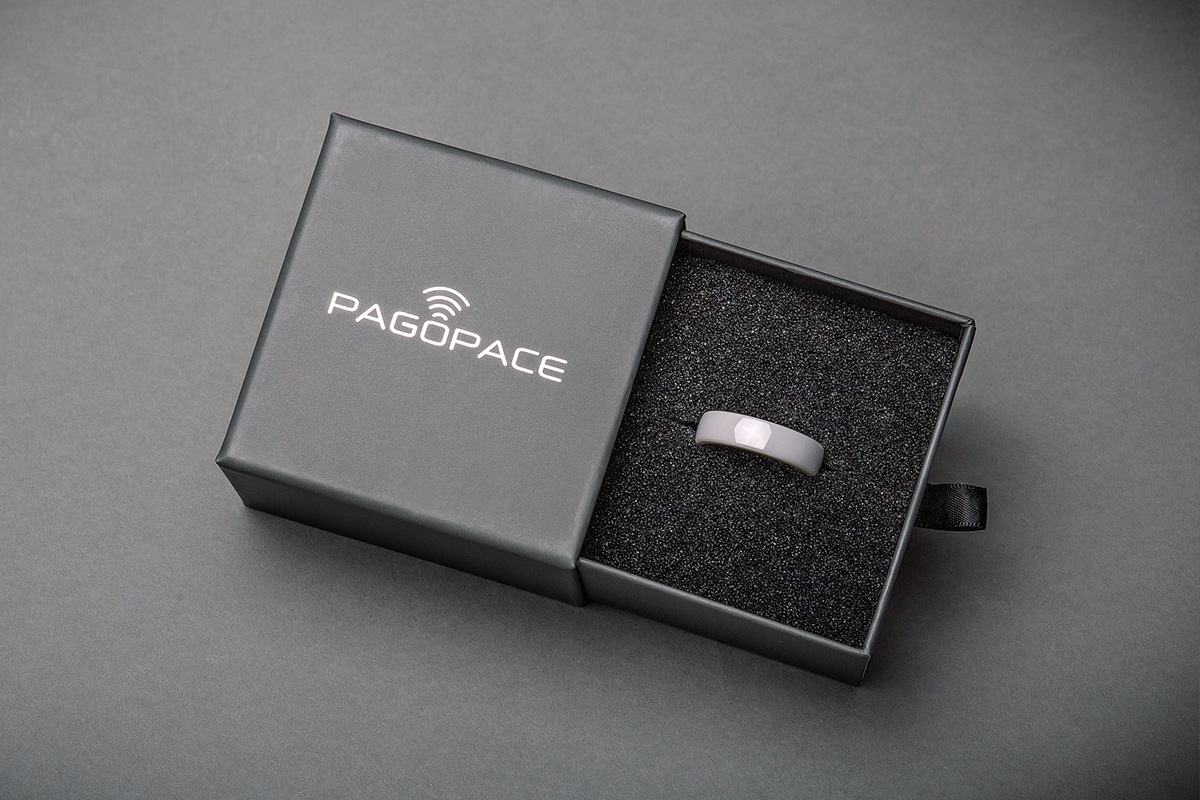 Der Pagopace Ring liegt in seiner Schatulle.