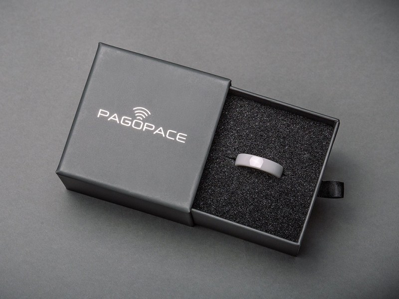 Der Pagopace Ring liegt in seiner Schatulle.