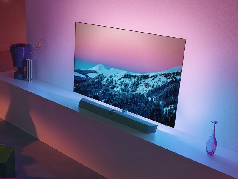 Der Philips OLED +937 steht auf einer Kommode.