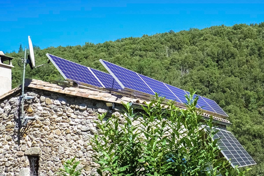 Solarpanele werden mithilfe von Aufstellern Richtung Sonne ausgerichtet.