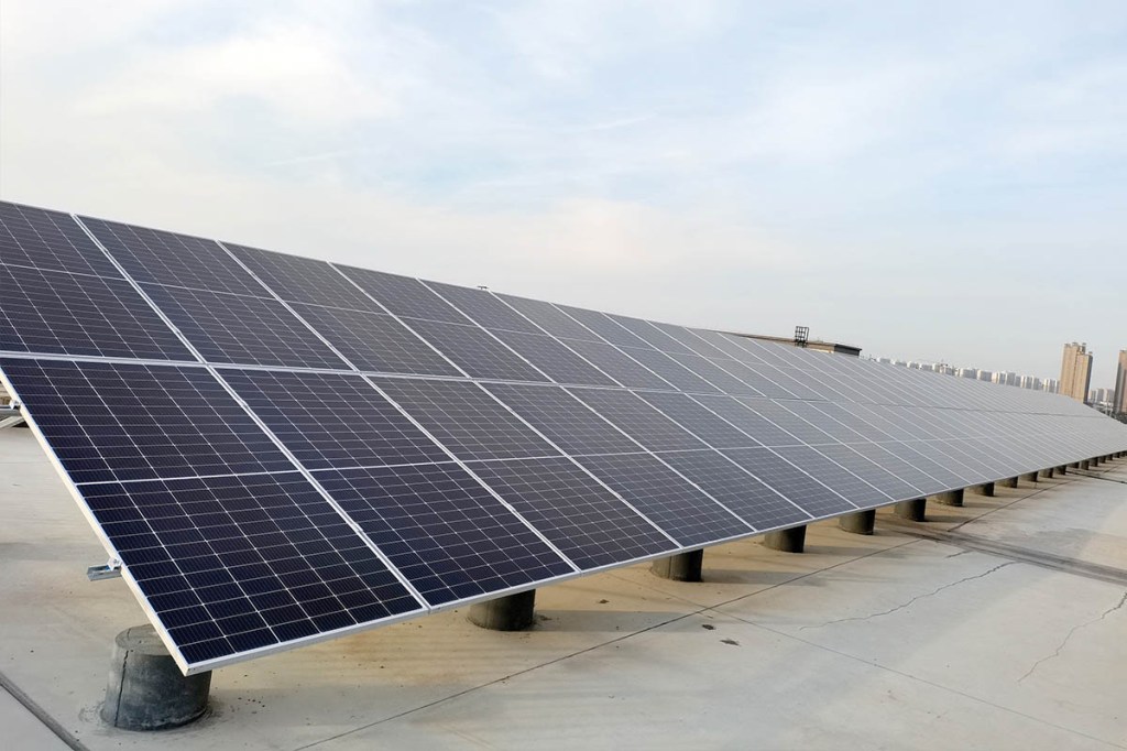 Die neuen Photovoltaik-Module als Verbund auf einem Dach in der Stadt.