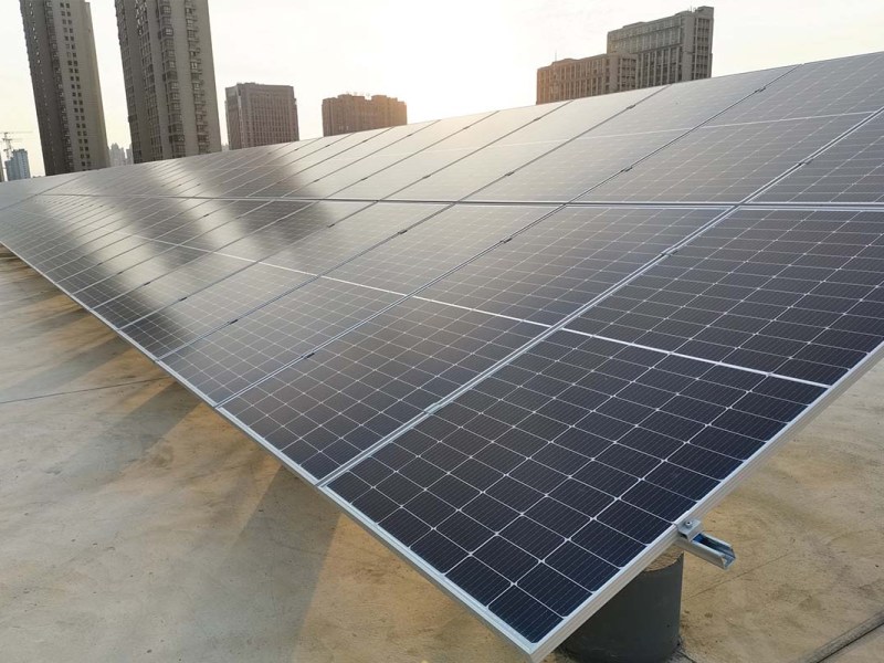 Die neuen Photovoltaik-Module von Revolt auf einem Dach. Im Hintergrund sind Wolkenkratzer.