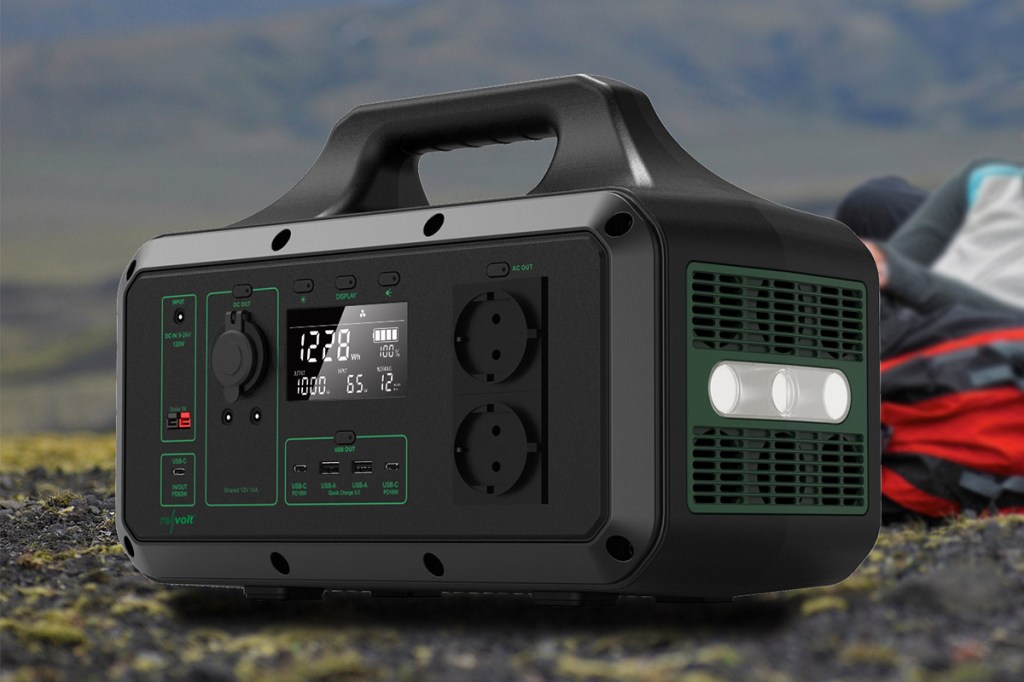 Der neue Revolt Solargenerator ist als Nahaufnahme im Outdoor-Bereich zu sehen.