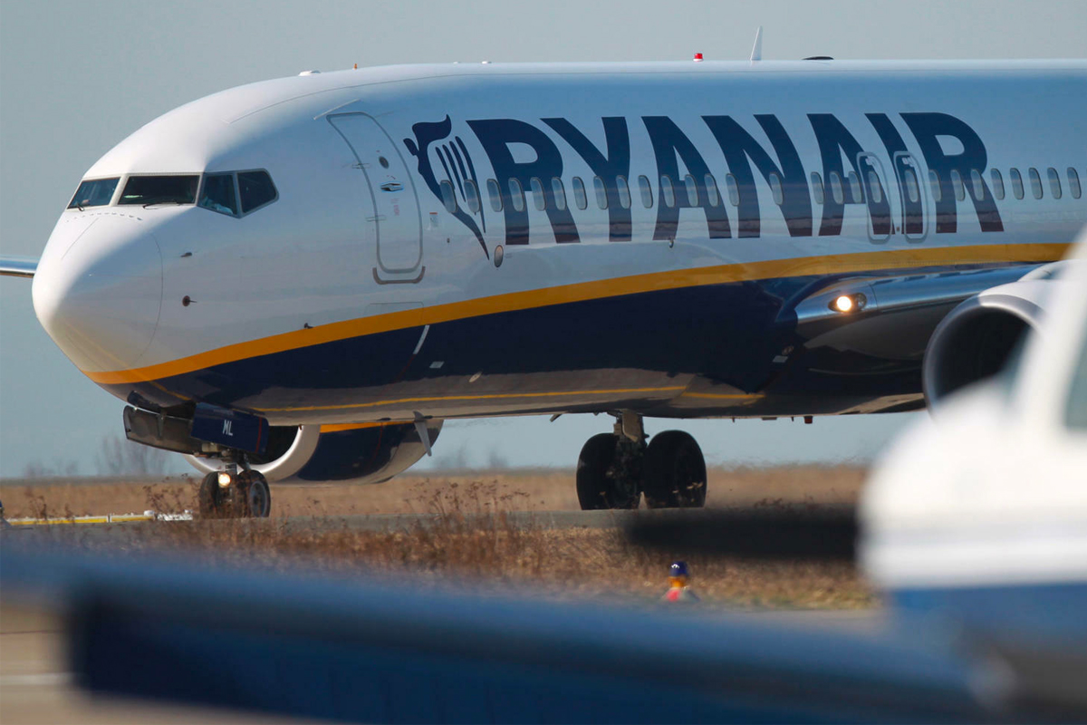 Ein Flugzeug von Ryanair auf dem Rollfeld.