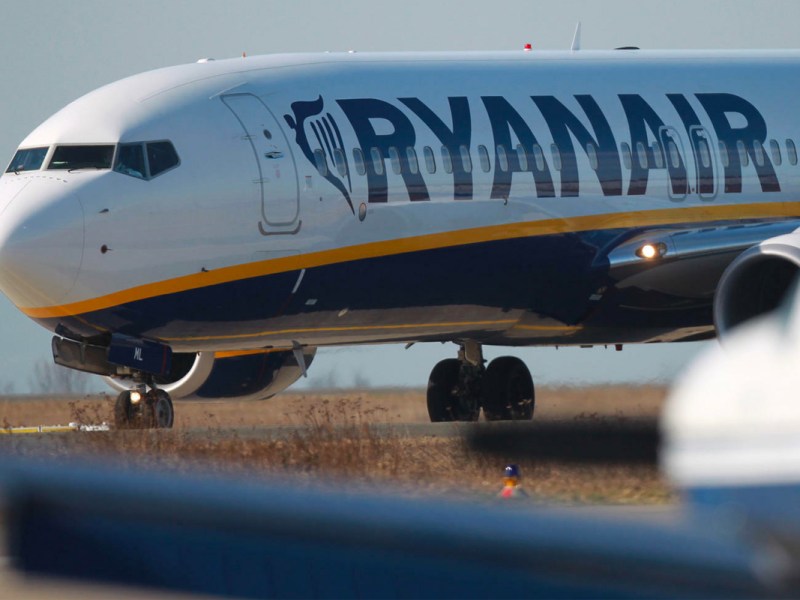 Ein Flugzeug von Ryanair auf dem Rollfeld.