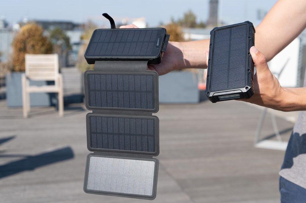 Eine Solar-Powerbank mit faltbaren Solarpaneelen neben einer Solar-Powerbank ohne. 