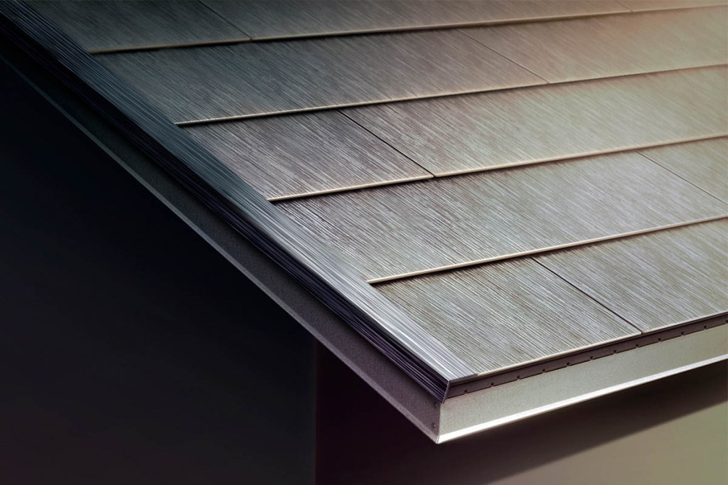 Das Tesla Solar Roof ist im Detail zu sehen. Die einzelnen Solardachziegel sind dunkelgrau und strukturiert - ähnlich einer Schieferplatte.