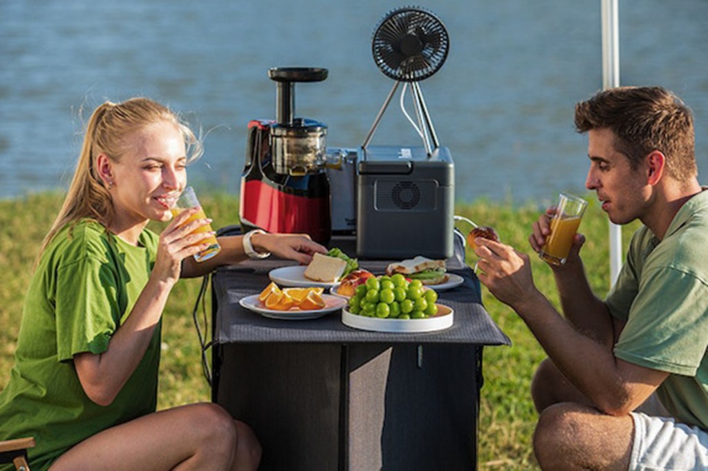 Eine Frau und ein Mann frühstücken an einem Tisch aus Solarpanelen.