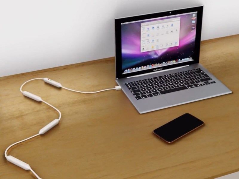 Das Bild zeigt die Treks-Powerbank, wie sie an ein MacBook angeschlossen ist.