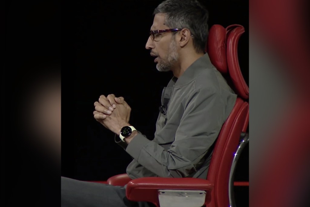 Google-Boss Sundar Pichai trägt die Google Pixel Watch am Arm.