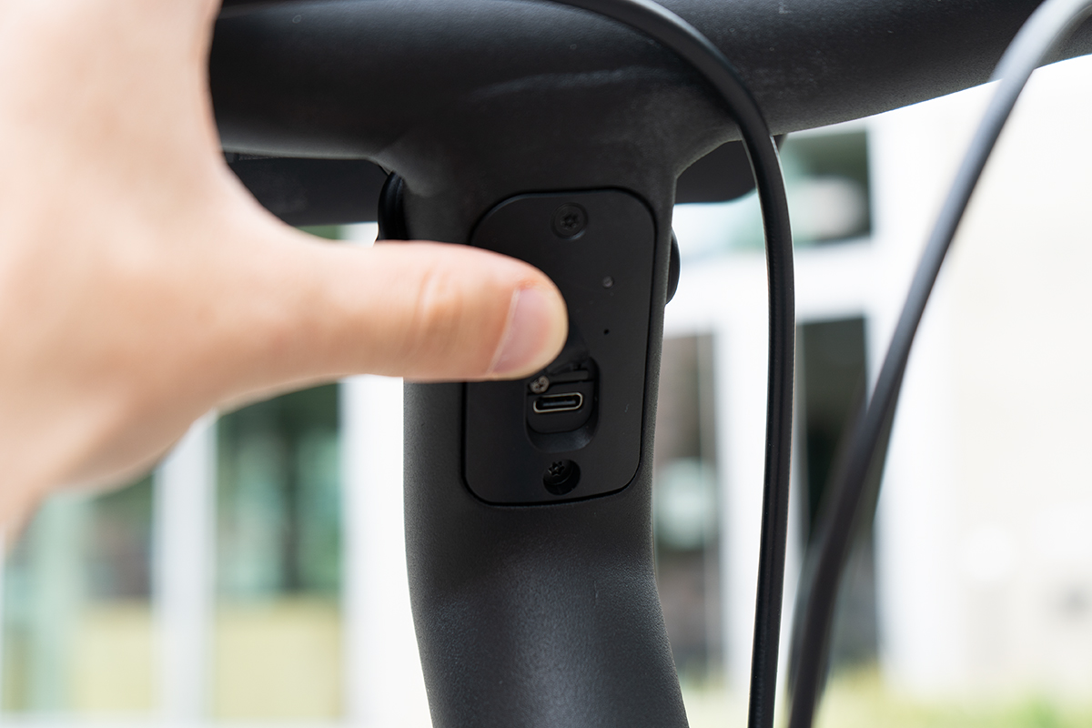 Detailaufname: USB-Ladeanschluss für Smartphones beim City-E-Bike S5 von VanMoof.