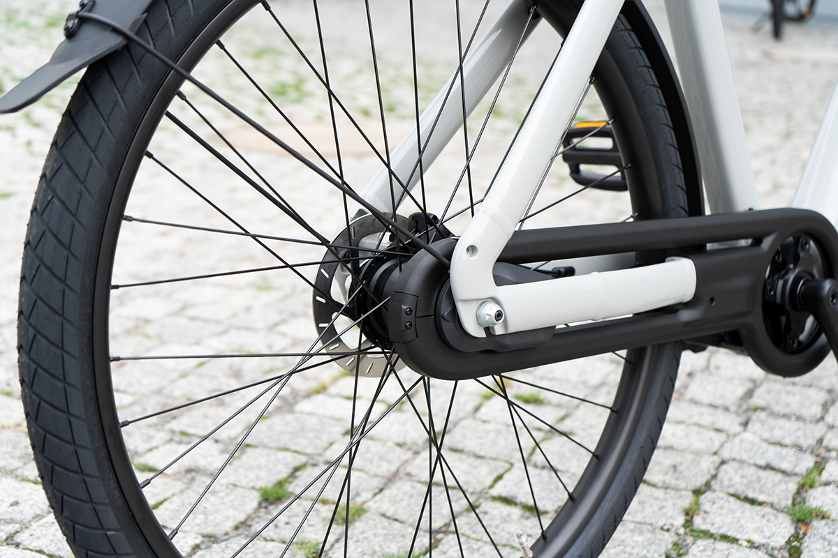 Detailaufnahme: 3-Gang-Automatikgetriebe in der Hinterradnabe beim city-E-Bike S5 von VanMoof.